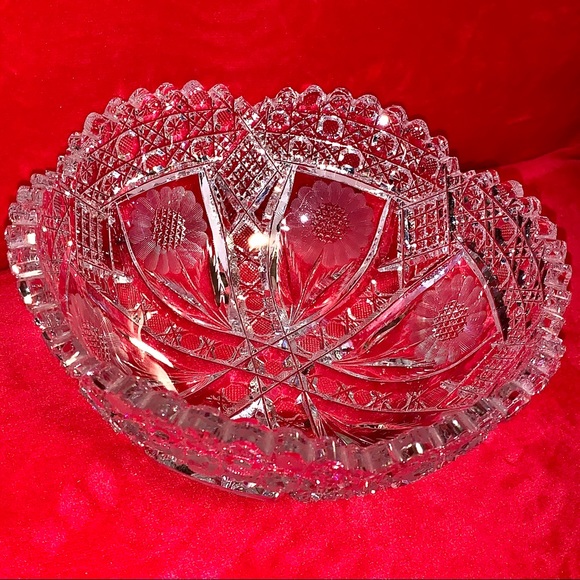Poppy Flower Cut Crystal Bowl Goes beyond the dining table standard. - Picture 14 of 16